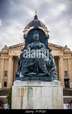 Eine Skulptur von Königin Victoria mit den Manitoba Legislative Building im Hintergrund mit einer Statue der Golden Boy auf der Oberseite Stockfoto