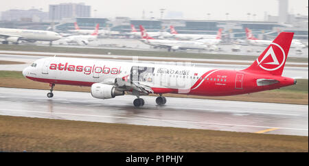 ISTANBUL, Türkei - 04. MÄRZ 2018: AtlasGlobal Airbus A 321-211 (CN 761) Landung Flughafen Istanbul Atatürk. AtlasGlobal ist eine türkische Fluggesellschaft mit 24. Stockfoto