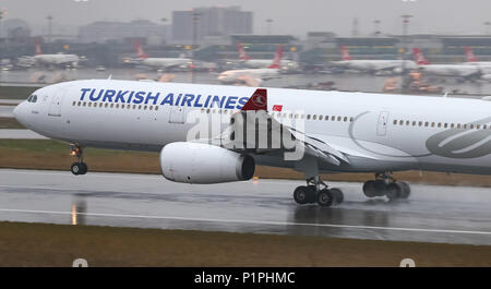 ISTANBUL, Türkei - 04. MÄRZ 2018: Turkish Airlines Airbus A 330-343 X (CN 1160) Landung Flughafen Istanbul Atatürk. Dein ist die Fluggesellschaft der Türkei Stockfoto