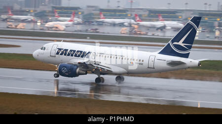 ISTANBUL, Türkei - 04. MÄRZ 2018: TAROM Airbus A 318-111 (CN 3220) Landung Flughafen Istanbul Atatürk. TAROM ist die Fluggesellschaft von Rumänien mit 23 W Stockfoto