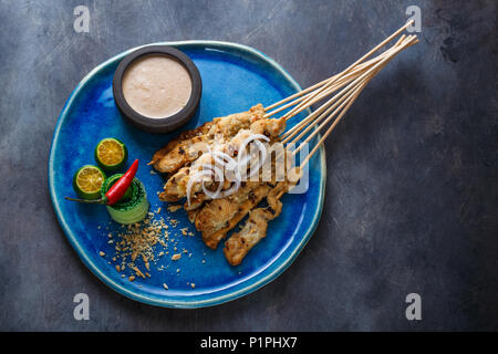 Satay Ayam oder malaysischen Fleischspieße mit Erdnuss saucem Copyspace. Stockfoto