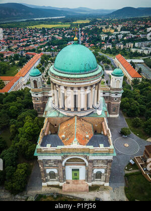 Esztergom, Ungarn - Luftaufnahme des Primatial Basilika der Jungfrau Maria in den Himmel und des hl. Adalbert, das höchste Gebäude in der Hun Stockfoto