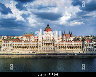 Budapest, Ungarn - Luftbild der Häuser des Parlaments Gebäude von Ungarn am Tag mit schönen Himmel und Wolken Stockfoto