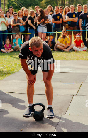 Unter der Marke "Spiele für Helden" - die Bühne des Sports crossfit aller ukrainischen Wettbewerbe für Veteranen des Krieges in Charkow am 9. Juni Stockfoto