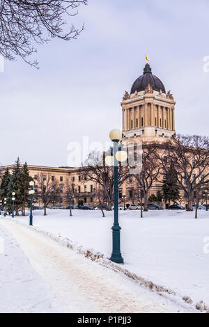 Gang durch die Manitoba Legislative Building Gründen im Winter; Winnipeg, Manitoba, Kanada Stockfoto