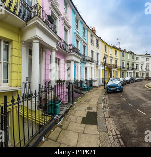 London, England - bunten Viktorianischen Häusern Primrose Hill mit blauem Himmel und Wolken Stockfoto