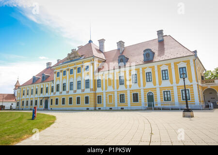 VUKOVAR, KROATIEN - 14. MAI 2018: Blick auf die Stadt Museum in der Burg Eltz in Vukovar, Kroatien. Stockfoto