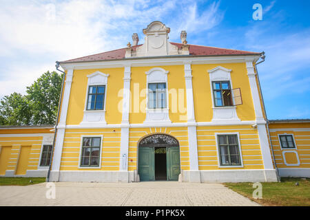 VUKOVAR, KROATIEN - 14. MAI 2018: Blick auf den Eingang der Stadt Museum in der Burg Eltz in Vukovar, Kroatien. Stockfoto