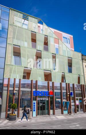 VUKOVAR, KROATIEN - 14. MAI 2018: Eine junge Frau vor der Erste Bank Gebäude in Vukovar, Kroatien. Stockfoto