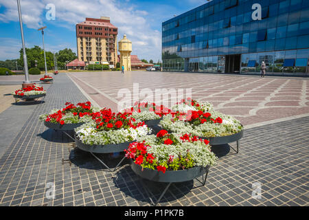 VUKOVAR, KROATIEN - 14. MAI 2018: Blumentöpfe auf der Promenade mit dem Hotel Dunav im Hintergrund in Vukovar, Kroatien. Stockfoto