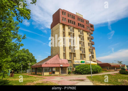 VUKOVAR, KROATIEN - 14. MAI 2018: ein Blick auf das verlassene Hotel Dunav in Vukovar, Kroatien. Stockfoto