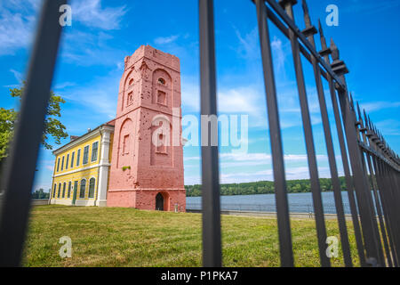 VUKOVAR, KROATIEN - 14. MAI 2018: renovierte Turm, Teil der Stadt Museum an der Küste der Donau durch den Zaun in Vukovar, Kroatische gesehen Stockfoto