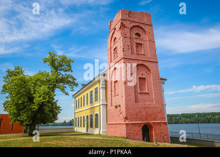 VUKOVAR, KROATIEN - 14. MAI 2018: renovierte Turm, Teil der Stadt Museum an der Küste der Donau in Vukovar, Kroatien. Stockfoto