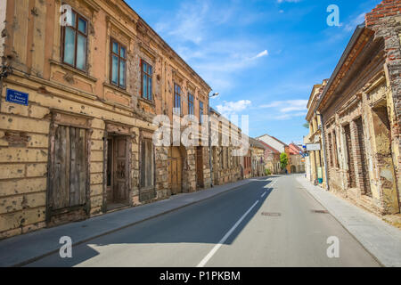 VUKOVAR, KROATIEN - 14. MAI 2018: Unbewohnte Häuser mit Schäden, die aus der jugoslawischen Kriege in den 90er Jahren in Vukovar, Slawonien, Kroatien. Stockfoto