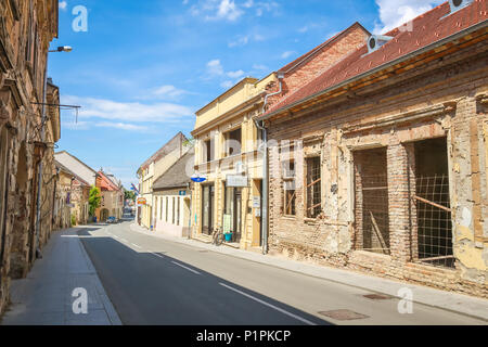 VUKOVAR, KROATIEN - 14. MAI 2018: Unbewohnte Häuser mit Schäden, die aus der jugoslawischen Kriege in den 90er Jahren in Vukovar, Slawonien, Kroatien. Stockfoto