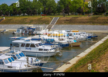 VUKOVAR, KROATIEN - 14. MAI 2018: Ein Blick auf die Boote an der Küste des Flusses Dunav in Vukovar, Kroatien. Stockfoto