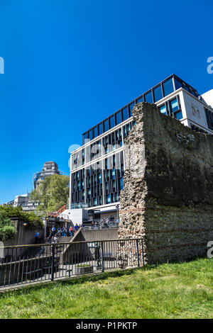 Reste der römischen Mauer von London Tower Hill, London, UK Stockfoto