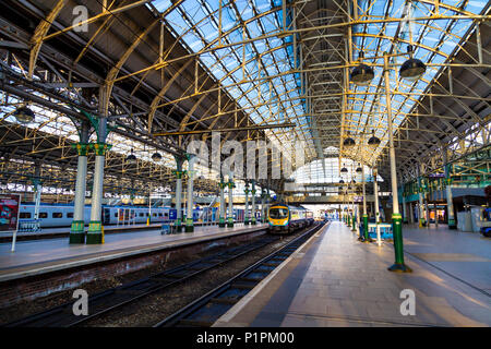 Die Innen- und Bahnsteigen der Bahnhof Manchester Piccadilly, Manchester, UK Stockfoto