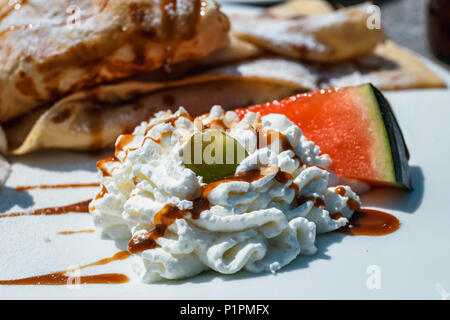 Pfannkuchen mit Apple füllen mit Schlagsahne und Wassermelone eingerichtet Stockfoto