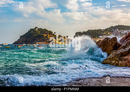 Blick auf den Strand von Tossa de Mar von Castell de Tossa, die im Jahre 1187 erbaut wurde, Tossa de Mar, Girona, Spanien Stockfoto