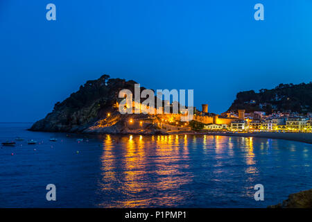 Nacht Blick von Tossa de Mar von Castell de Tossa, die im Jahre 1187 erbaut wurde, Tossa de Mar, Girona, Spanien Stockfoto