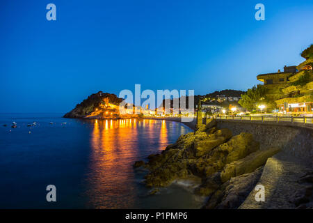 Nacht Blick von Tossa de Mar von Castell de Tossa, die im Jahre 1187 erbaut wurde, Tossa de Mar, Girona, Spanien Stockfoto