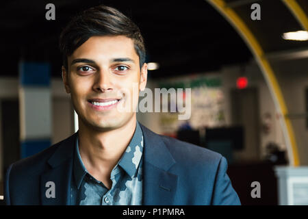 Portrait einer jungen tausendjährigen Geschäftsmann am Arbeitsplatz; Sherwood Park, Alberta, Kanada Stockfoto