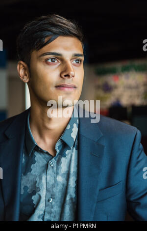 Portrait einer jungen tausendjährigen Geschäftsmann am Arbeitsplatz; Sherwood Park, Alberta, Kanada Stockfoto