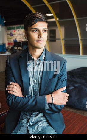 Portrait einer jungen tausendjährigen Geschäftsmann am Arbeitsplatz; Sherwood Park, Alberta, Kanada Stockfoto