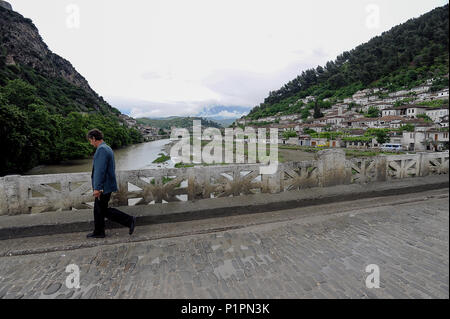 Berat, Albanien, einen Mann auf dem Ura e Gorices über den Osum Stockfoto