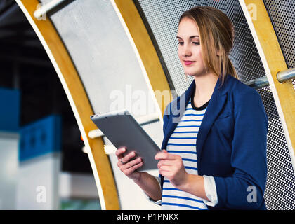 Porträt einer schönen jungen Frau, die tausendjährige Professional Business Technologie am Arbeitsplatz; St. Albert, Alberta, Kanada Stockfoto