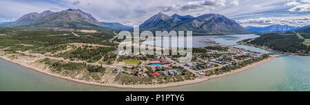 Panoramablick auf das Luftbild der Stadt Carcross; Carcross, Yukon Territory, Kanada Stockfoto