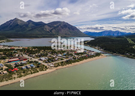 Die Stadt Carcross sitzt auf Bennett See mit Nares Berg in der Ferne; Carcross, Yukon Territory, Kanada Stockfoto