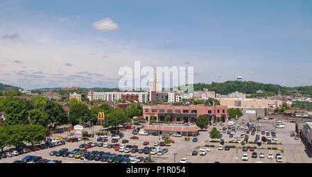 Mit Blick auf das Dorf der Eastside im Osten Freiheit Nachbarschaft von Pittsburgh, Pennsylvania, USA von Bäckerei Square auf Penn Avenue Stockfoto