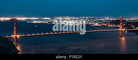 San Francisco, Clifornia Skyline bei Nacht mit Golden Gate Bridge Stockfoto