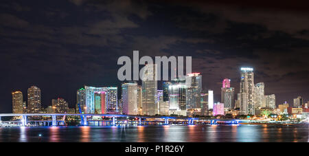 Miami, Florida city night skyline über Biscayne Bay. Stockfoto