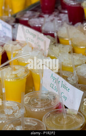 Eine Auswahl oder verschiedene aromatisiert Fruchtsäften und Getränken in Zeilen oder Zeilen in einer farbenfrohen Display am Borough Market. Fruchtig gesunde Getränke Stockfoto