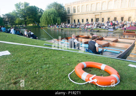 Cambridge UK 2018-Juni-10. 100 Von den Menschen auf der Dreifaltigkeit Rücken am 10. Juni versammelten sich zum Singen auf dem Fluss, ein kostenloses Konzert von Licht Musik mit Stockfoto