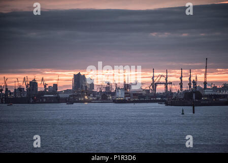 Hamburg, Deutschland, Skyline vom Hamburger Hafen mit Elbphilharmonie Stockfoto