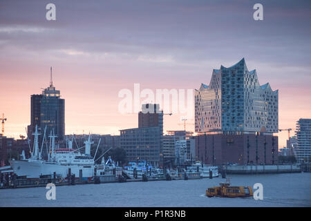 Hamburg, Deutschland, Skyline vom Hamburger Hafen mit Elbphilharmonie Stockfoto