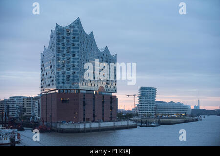 Hamburg, Deutschland, Skyline vom Hamburger Hafen mit Elbphilharmonie Stockfoto