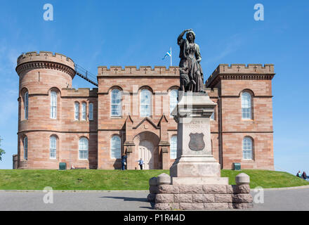Inverness Castle und Flora Macdonald Statue, Castle Hill, Inverness, Highland, Schottland, Vereinigtes Königreich Stockfoto