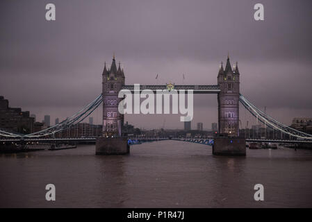 London, UK, mit Blick auf die Tower Bridge bei Nacht Stockfoto