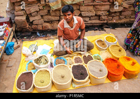 Lokale Mann verkauft Gewürze auf dem Straßenmarkt in Fatehpur Sikri, Uttar Pradesh, Indien. Die Stadt wurde im Jahre 1569 durch die Mughal Kaiser Akbar und s gegründet. Stockfoto