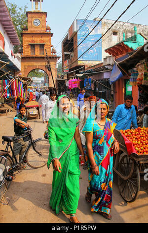 Menschen vor Ort zu Fuß durch Straßenmarkt in Fatehpur Sikri, Uttar Pradesh, Indien. Die Stadt wurde im Jahre 1569 durch die Mughal Kaiser Akbar und Serv gegründet. Stockfoto