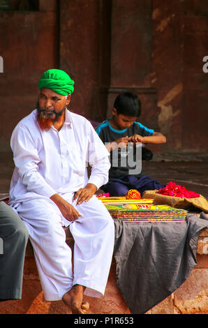 Lokaler Mann, Waren zu verkaufen, im Innenhof der Jama Masjid in Fatehpur Sikri, Uttar Pradesh, Indien. Die Moschee wurde im Jahre 1648 von Kaiser Shah Jahan eine gebaut Stockfoto