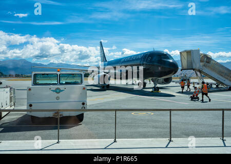 Queenstown, Neuseeland - Januar 19, Air New Zealand schwarze Lackierung Airbus zum Abflug am Flughafen Queenstown vorbereitet wird. Stockfoto