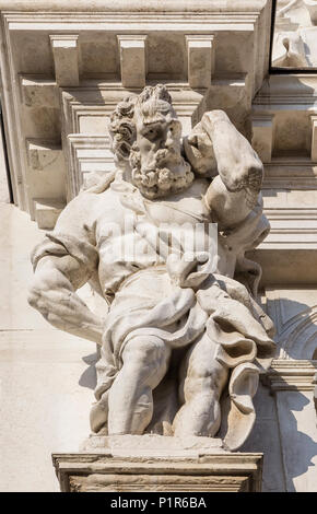 Die Skulptur an der Fassade der Kirche Santa Maria dei Delitti, Ospedaletto. Venedig. Italien Stockfoto