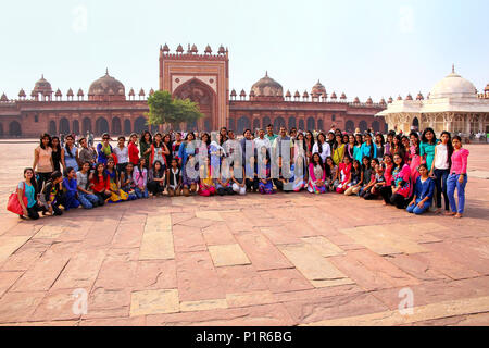 Gruppe von jungen Frauen im Innenhof der Jama Masjid in Fatehpur Sikri, Uttar Pradesh, Indien stehen. Die Moschee wurde im Jahre 1648 von Kaiser Shah Ja gebaut Stockfoto