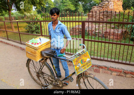 Junger Mann verkaufen Desserts aus einem Fahrrad außerhalb Jama Masjid in Fatehpur Sikri, Uttar Pradesh, Indien. Die Stadt wurde im Jahre 1569 von Mughal Empe gegründet. Stockfoto